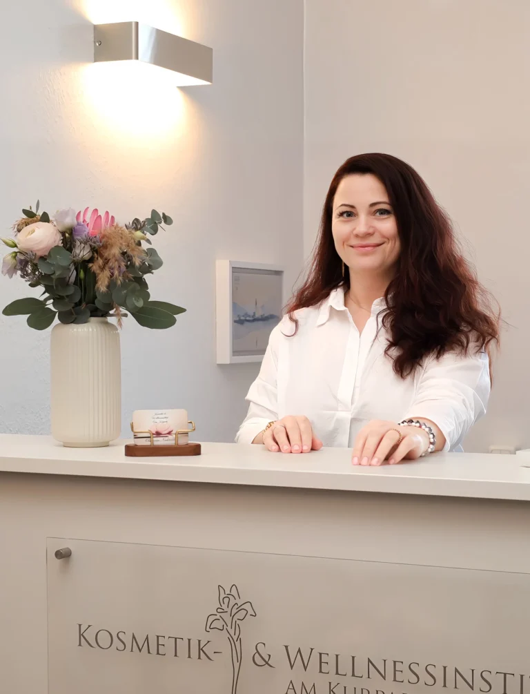 Ekaterina Nichterlein, Inhaberin, am Empfang des Instituts