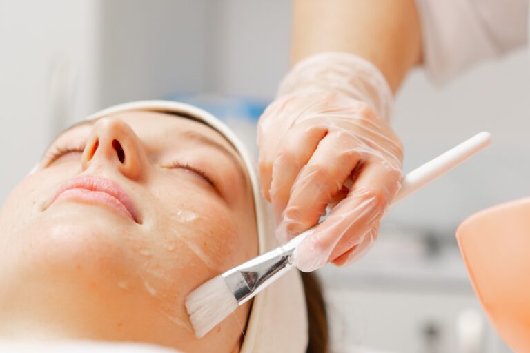 Auftragen einer Peelingmaske im Gesicht