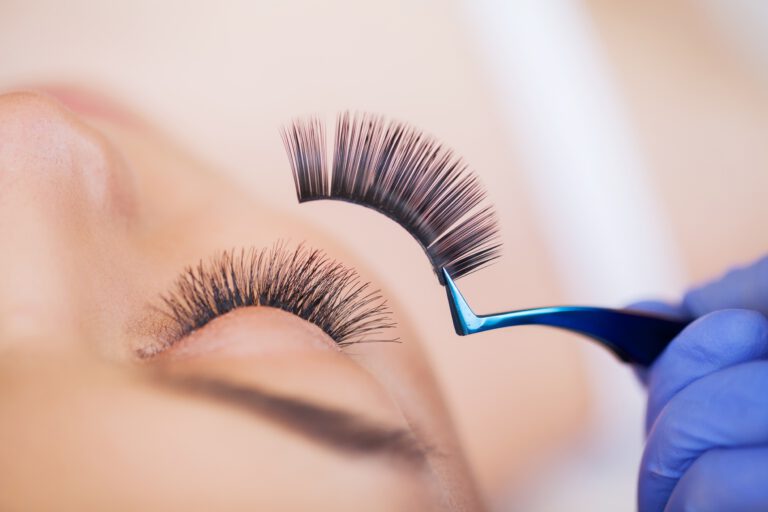 Behandlung von Wimpern mit der Pinzette
