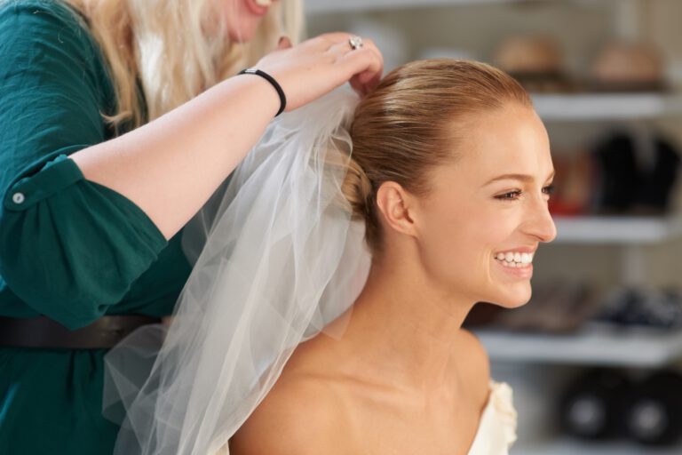 Braut wird für die Hochzeit gestylt