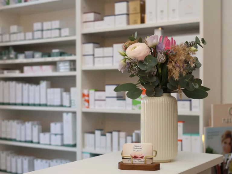 Produktregal mit den Pflegelinien im Institut am Kurpark