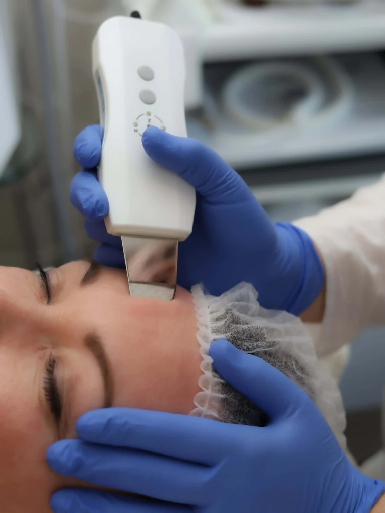 Gesichtsreinigung mit dem Ultraschall-Spatel